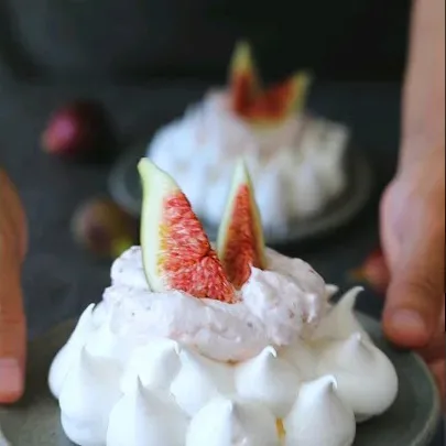 Mevsim Meyveli Pavlova